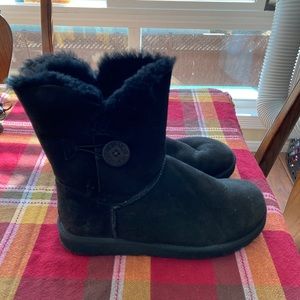 UGG Bailey Button- Black Size 9